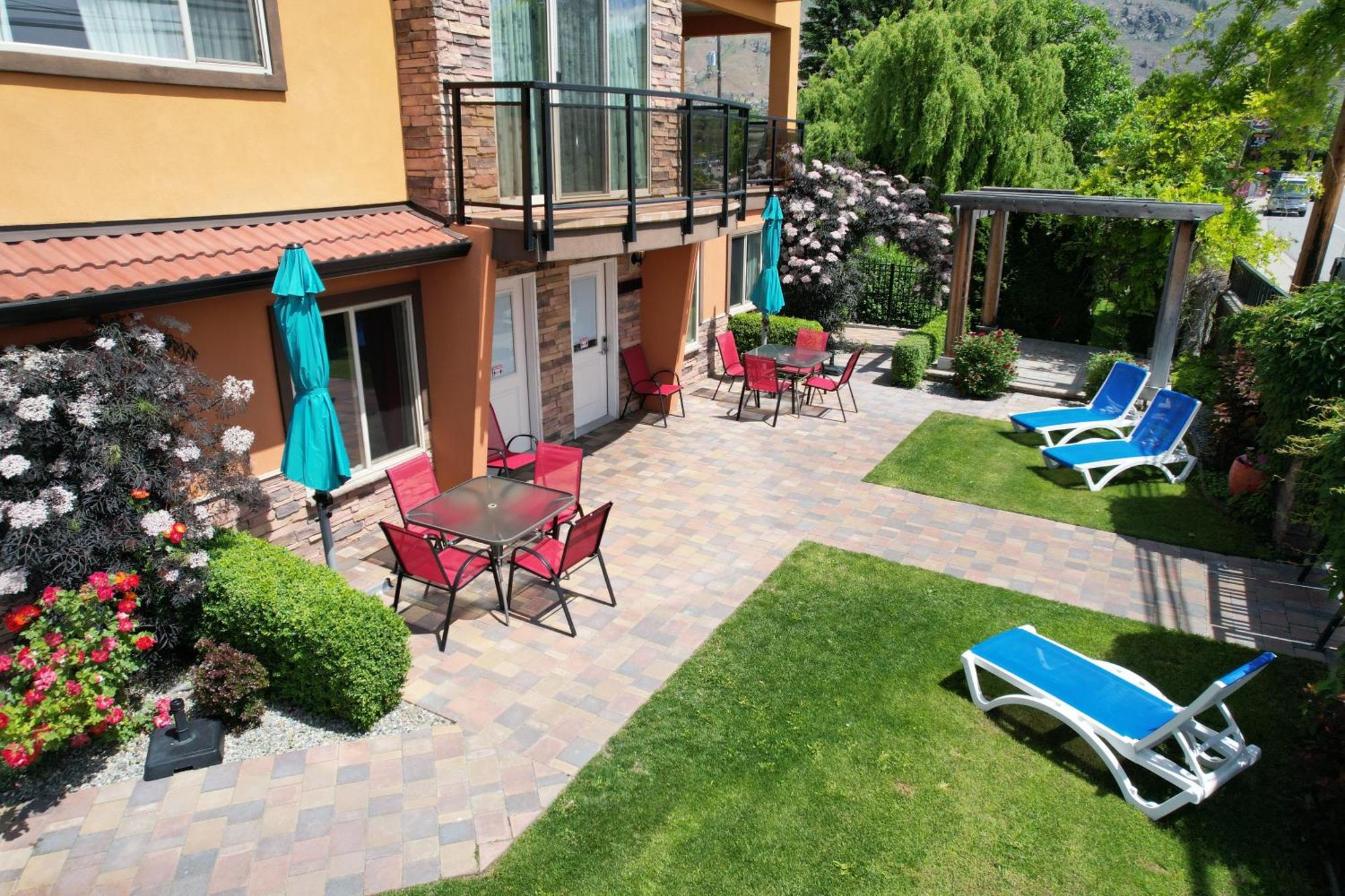 Sahara Courtyard Inn & Suites Osoyoos Exteriör bild