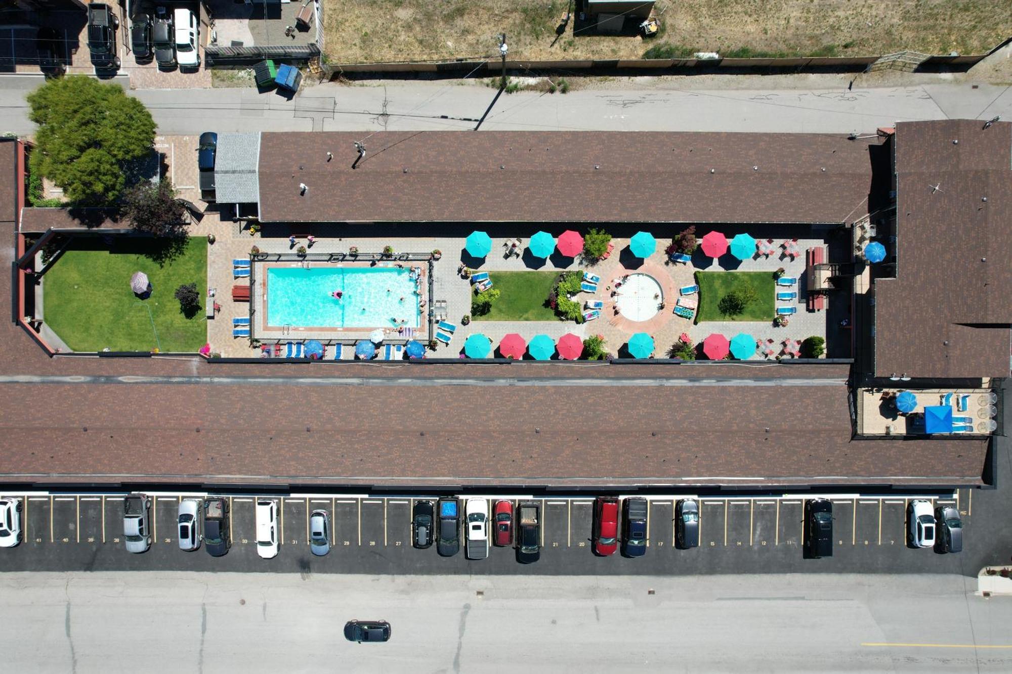 Sahara Courtyard Inn & Suites Osoyoos Exteriör bild
