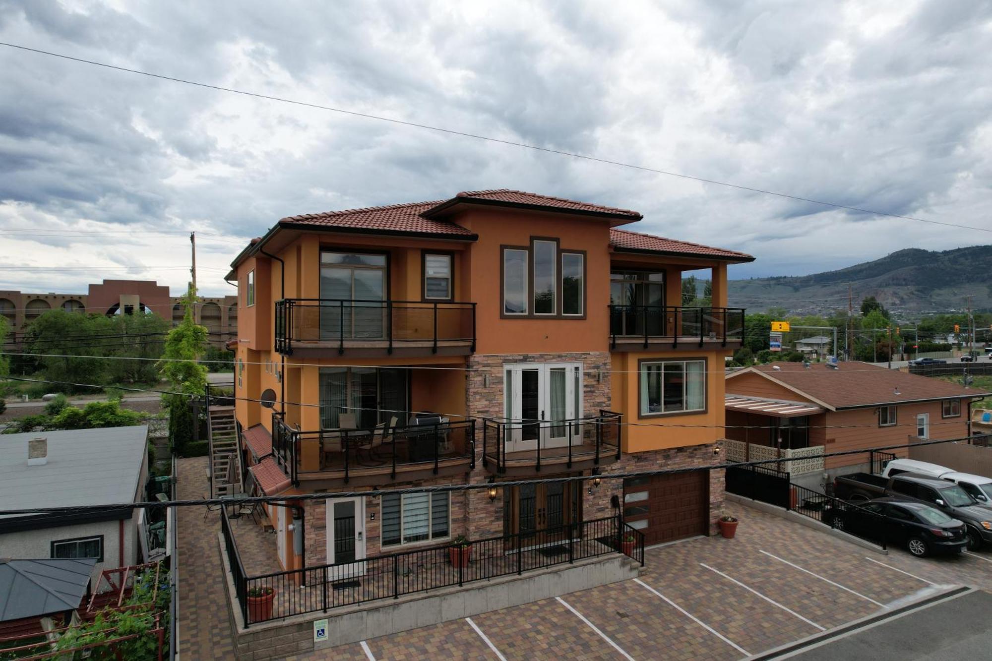 Sahara Courtyard Inn & Suites Osoyoos Exteriör bild