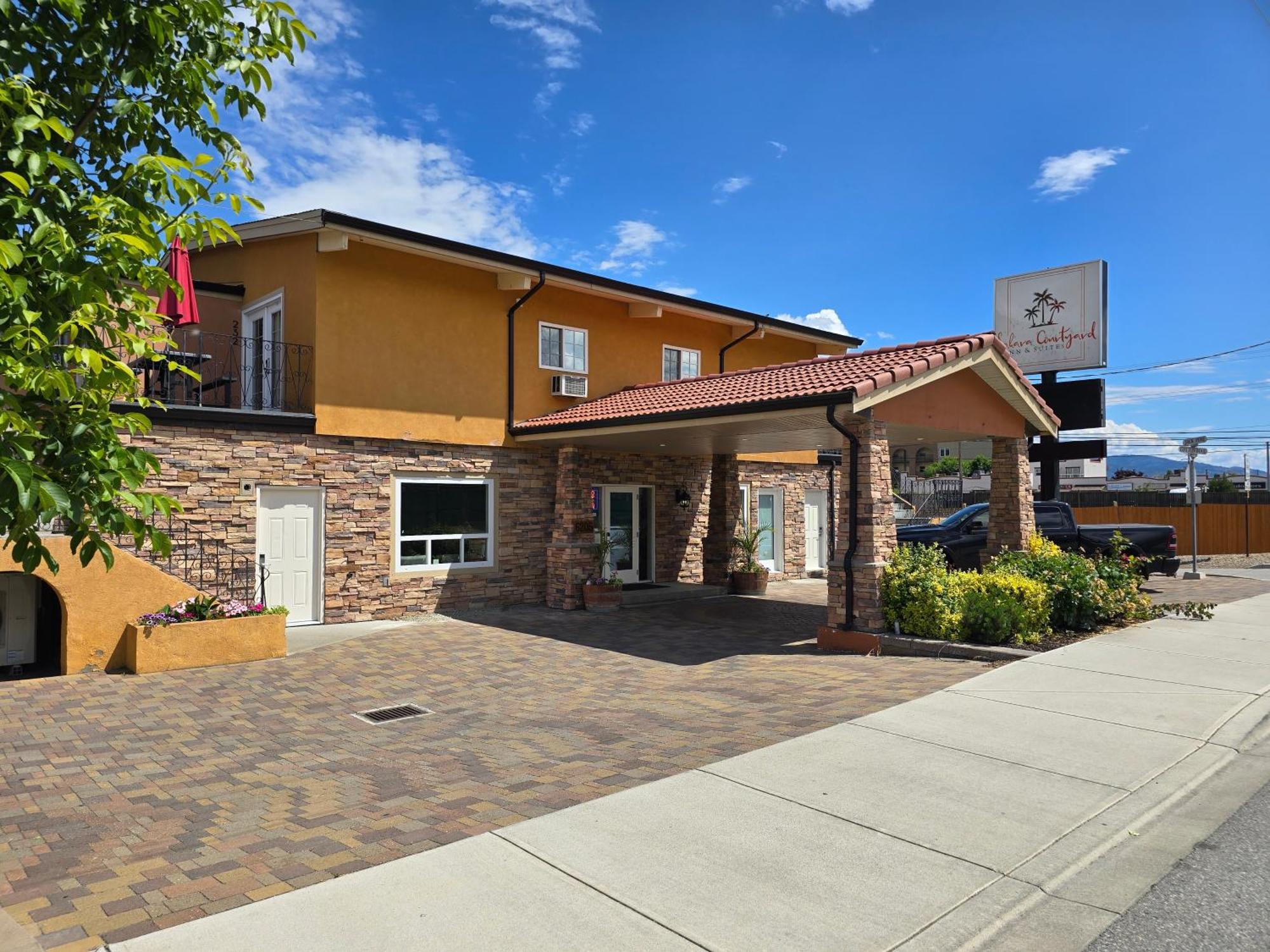 Sahara Courtyard Inn & Suites Osoyoos Exteriör bild