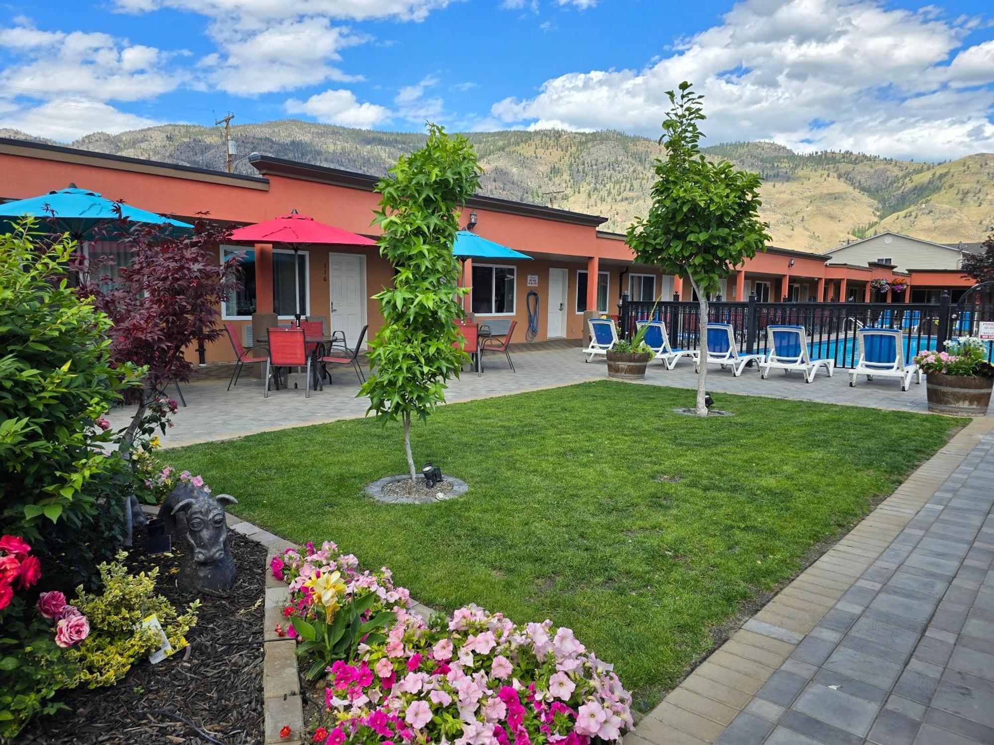 Sahara Courtyard Inn & Suites Osoyoos Exteriör bild
