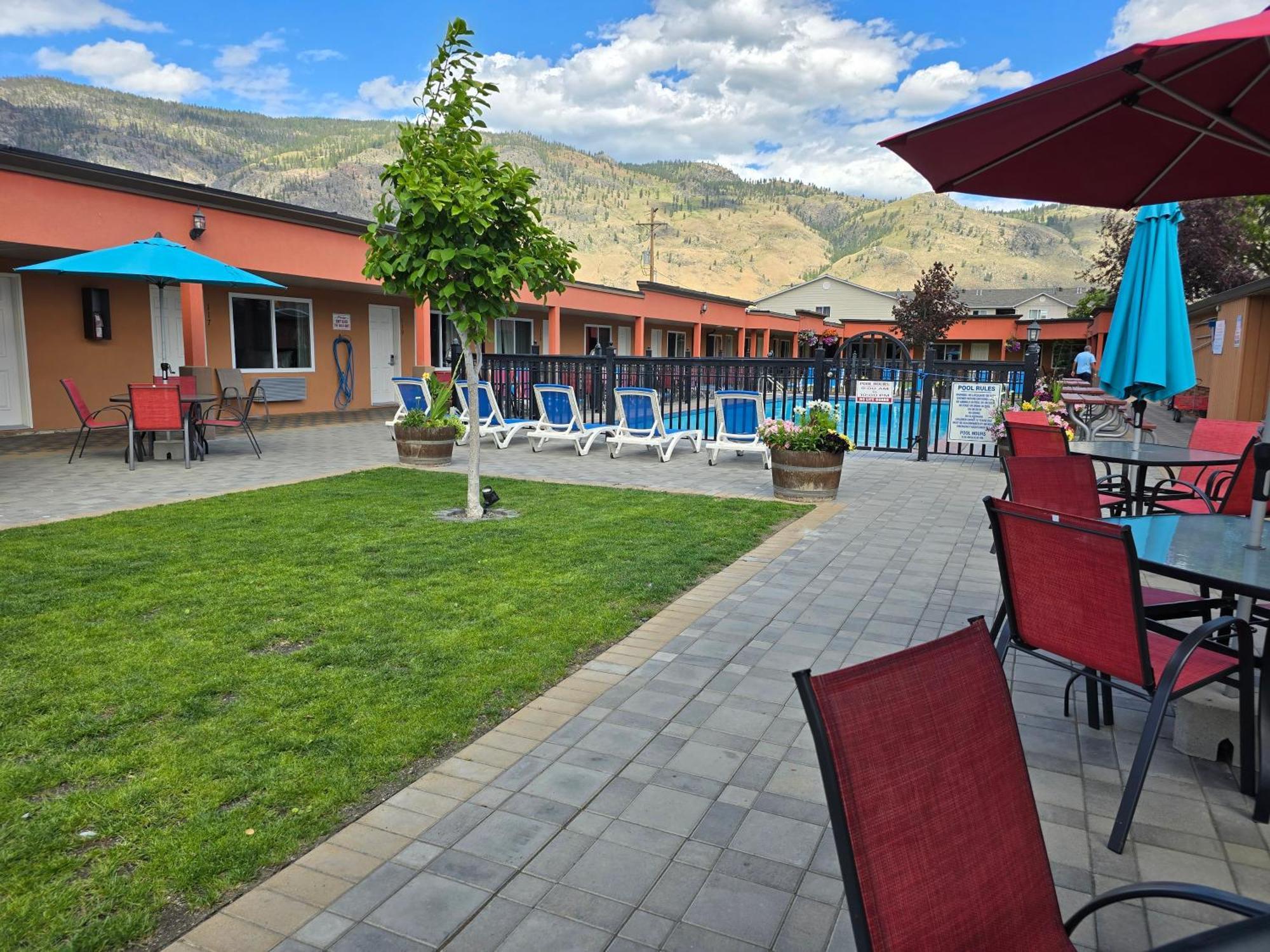 Sahara Courtyard Inn & Suites Osoyoos Exteriör bild