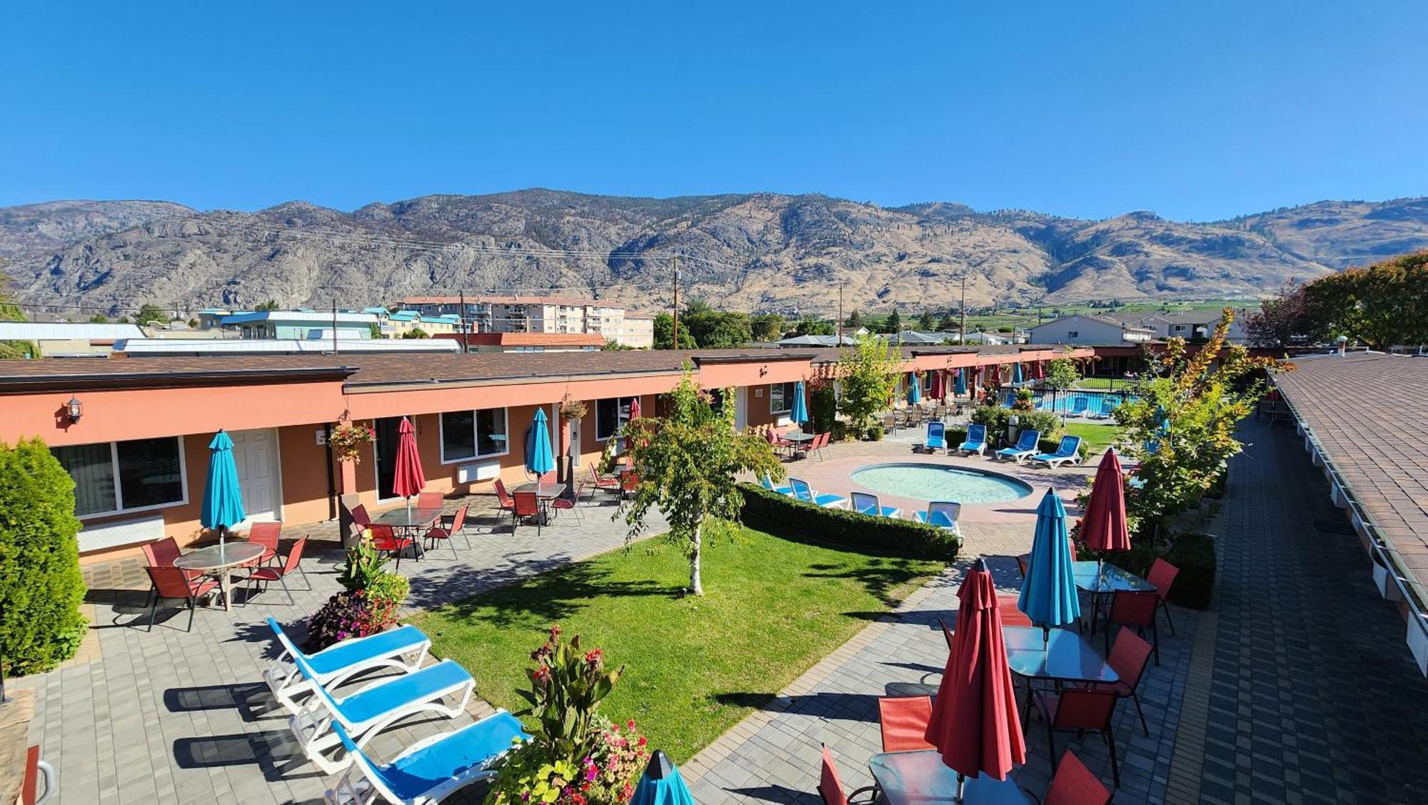 Sahara Courtyard Inn & Suites Osoyoos Exteriör bild