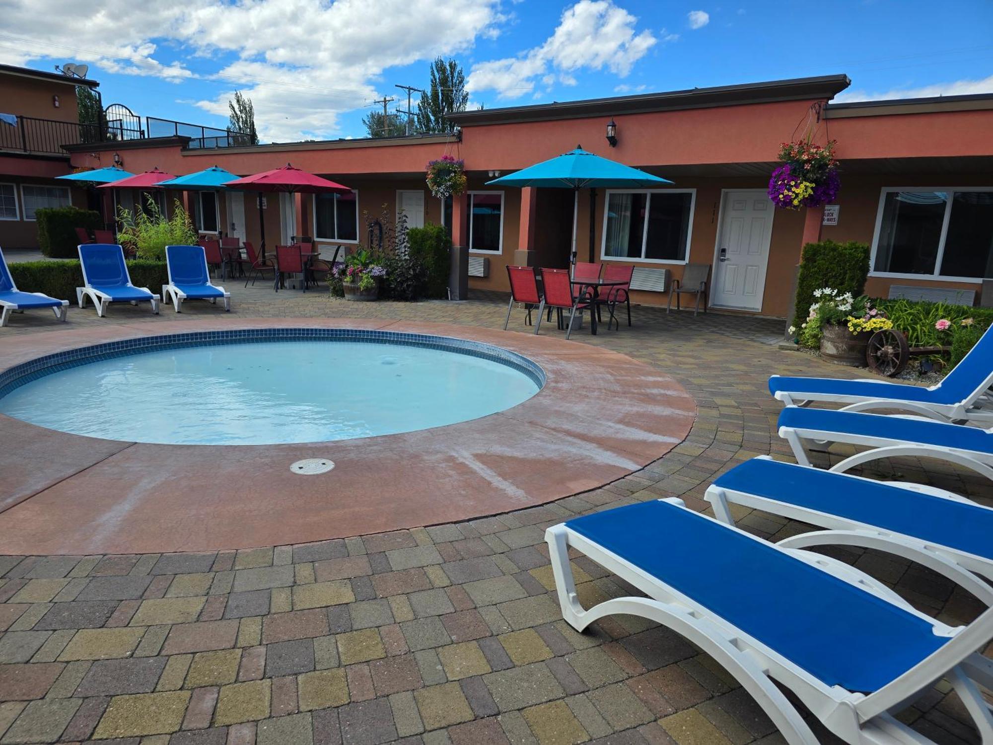 Sahara Courtyard Inn & Suites Osoyoos Exteriör bild