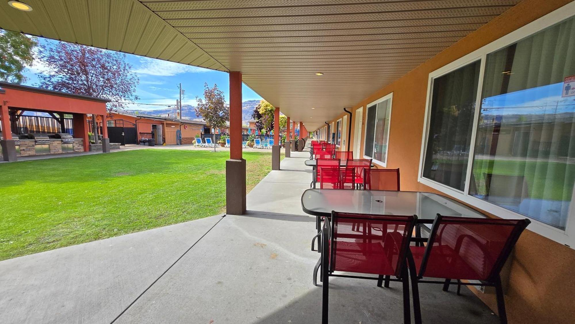 Sahara Courtyard Inn & Suites Osoyoos Exteriör bild