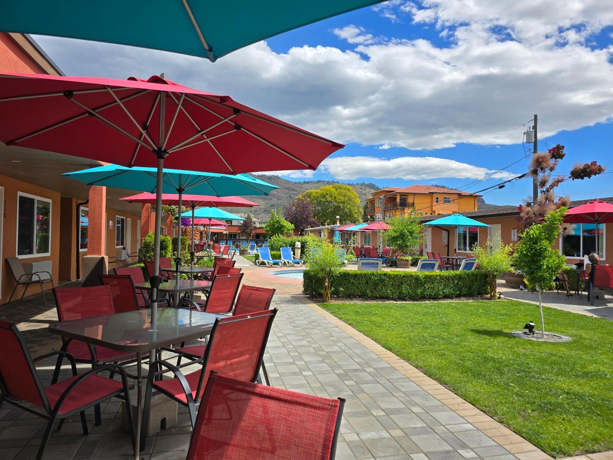 Sahara Courtyard Inn & Suites Osoyoos Exteriör bild