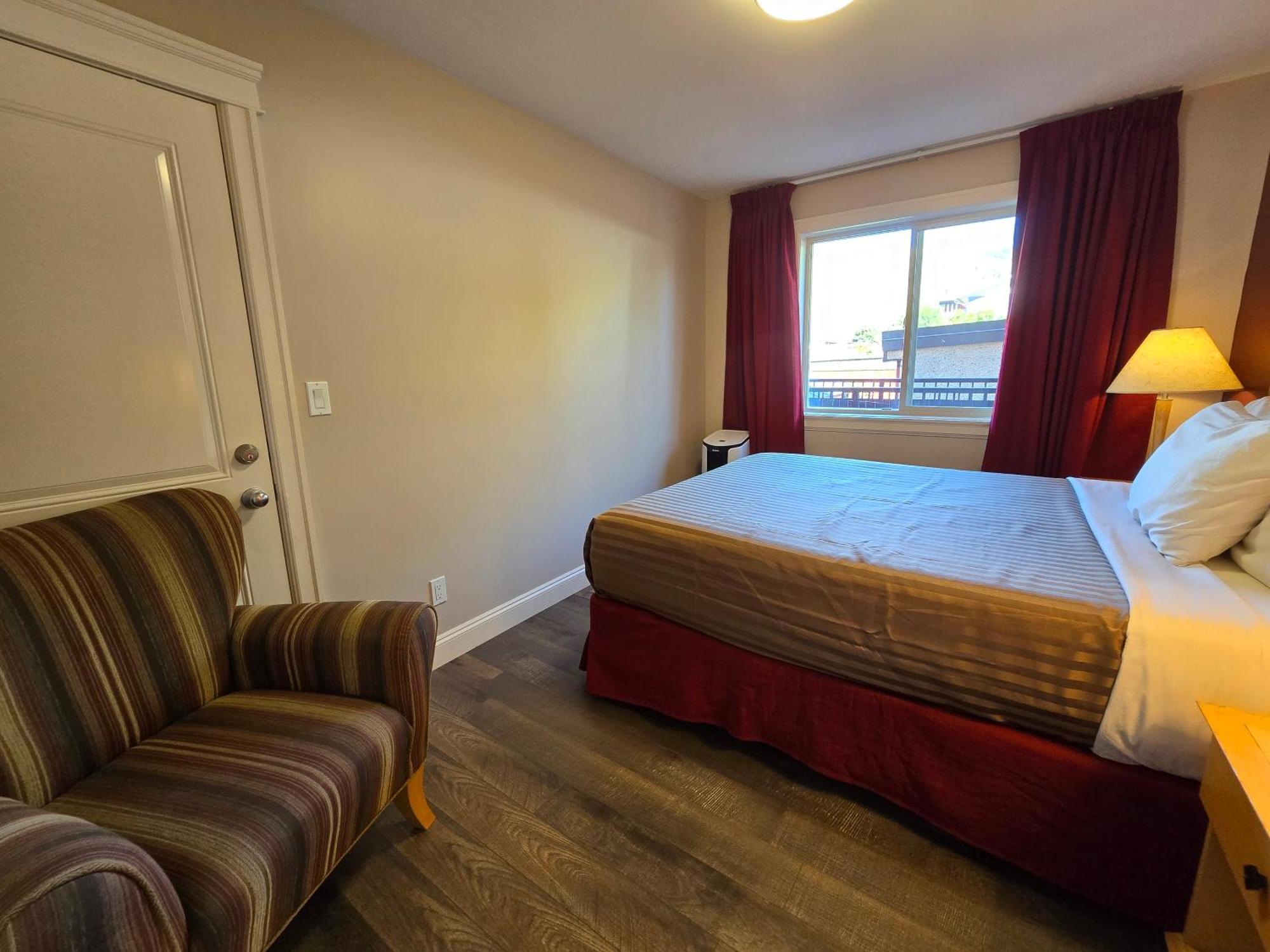 Sahara Courtyard Inn & Suites Osoyoos Exteriör bild