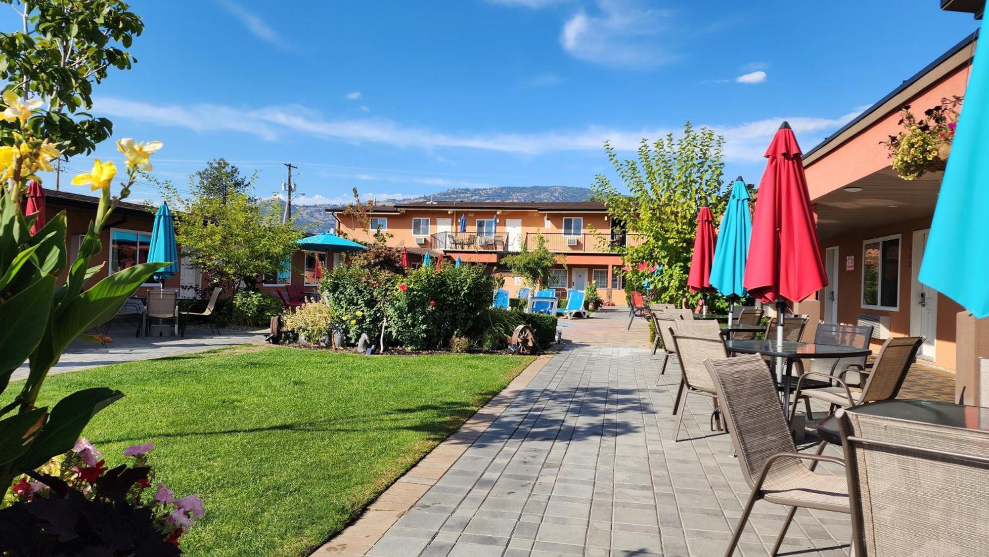 Sahara Courtyard Inn & Suites Osoyoos Exteriör bild