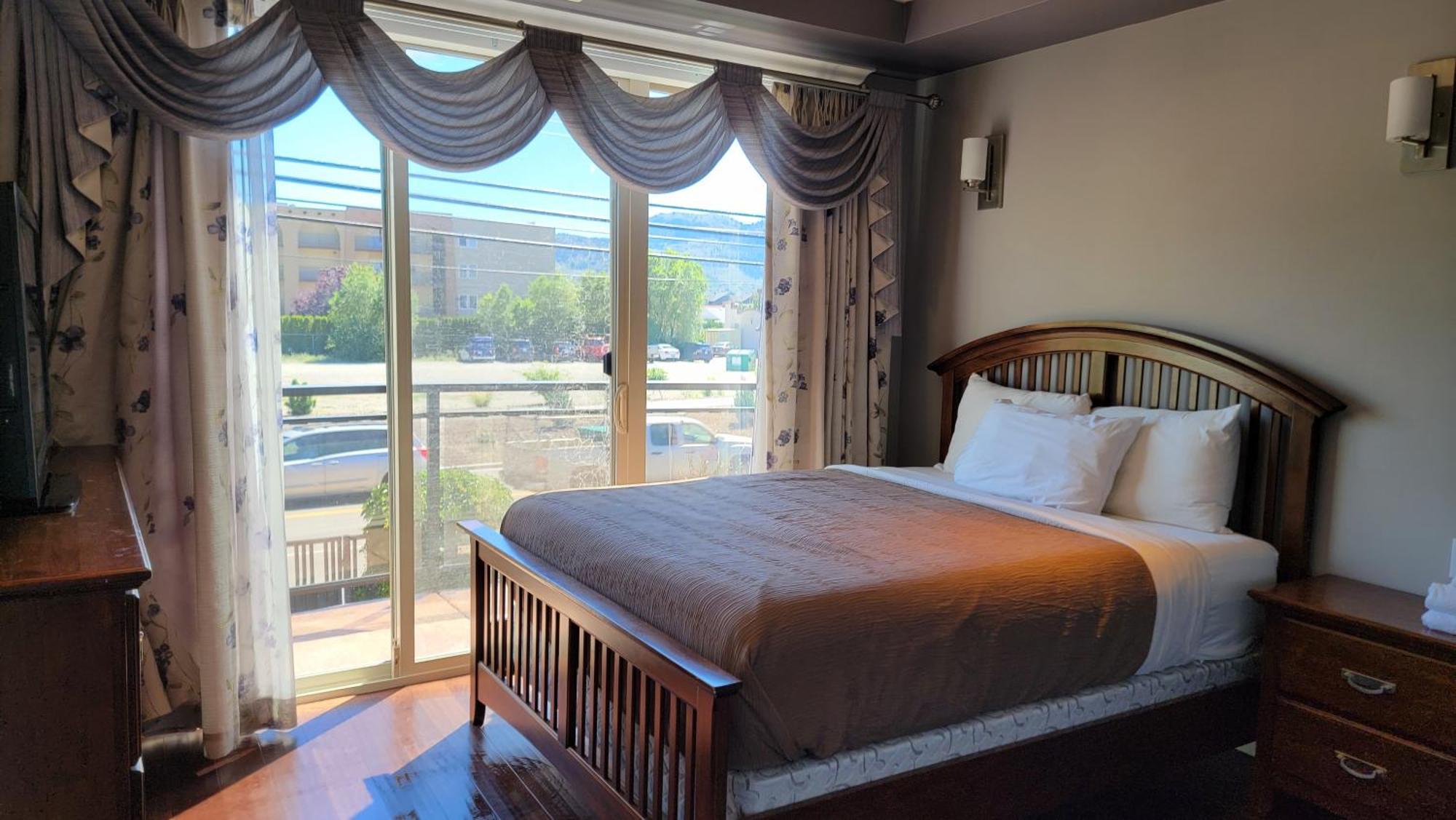 Sahara Courtyard Inn & Suites Osoyoos Exteriör bild