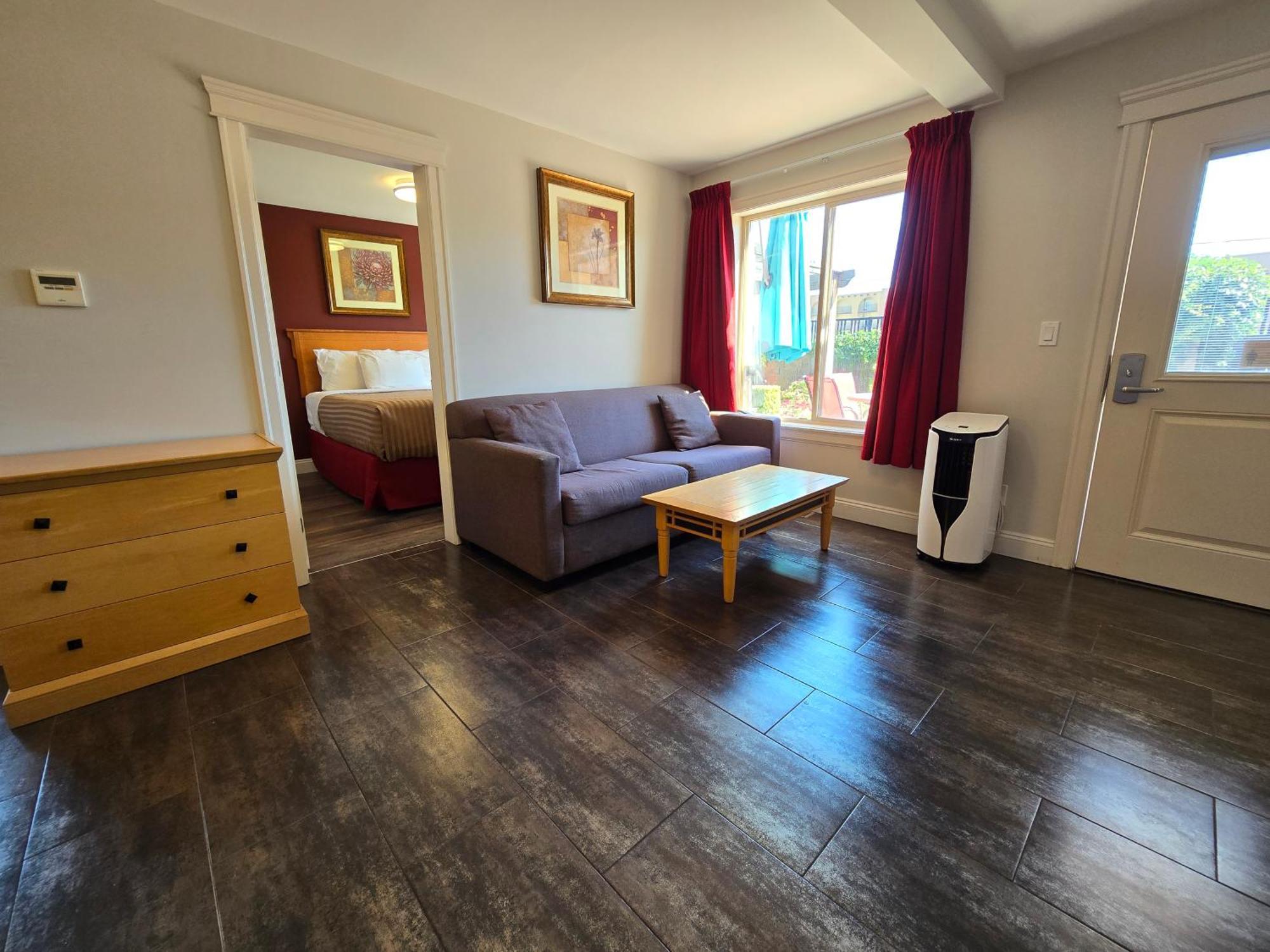 Sahara Courtyard Inn & Suites Osoyoos Exteriör bild