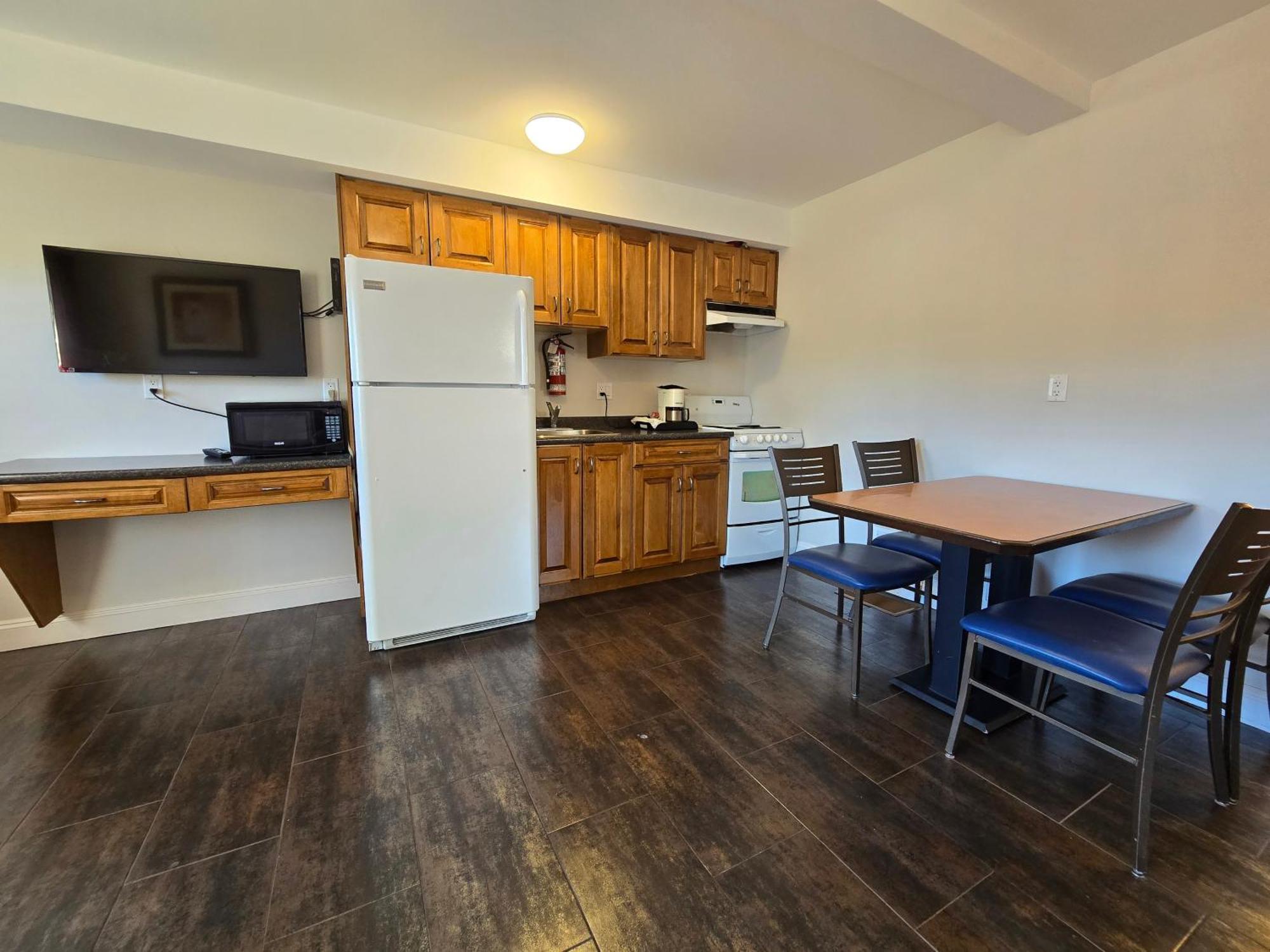 Sahara Courtyard Inn & Suites Osoyoos Exteriör bild