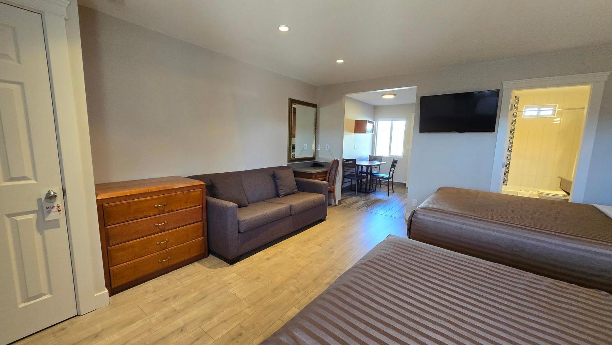 Sahara Courtyard Inn & Suites Osoyoos Exteriör bild