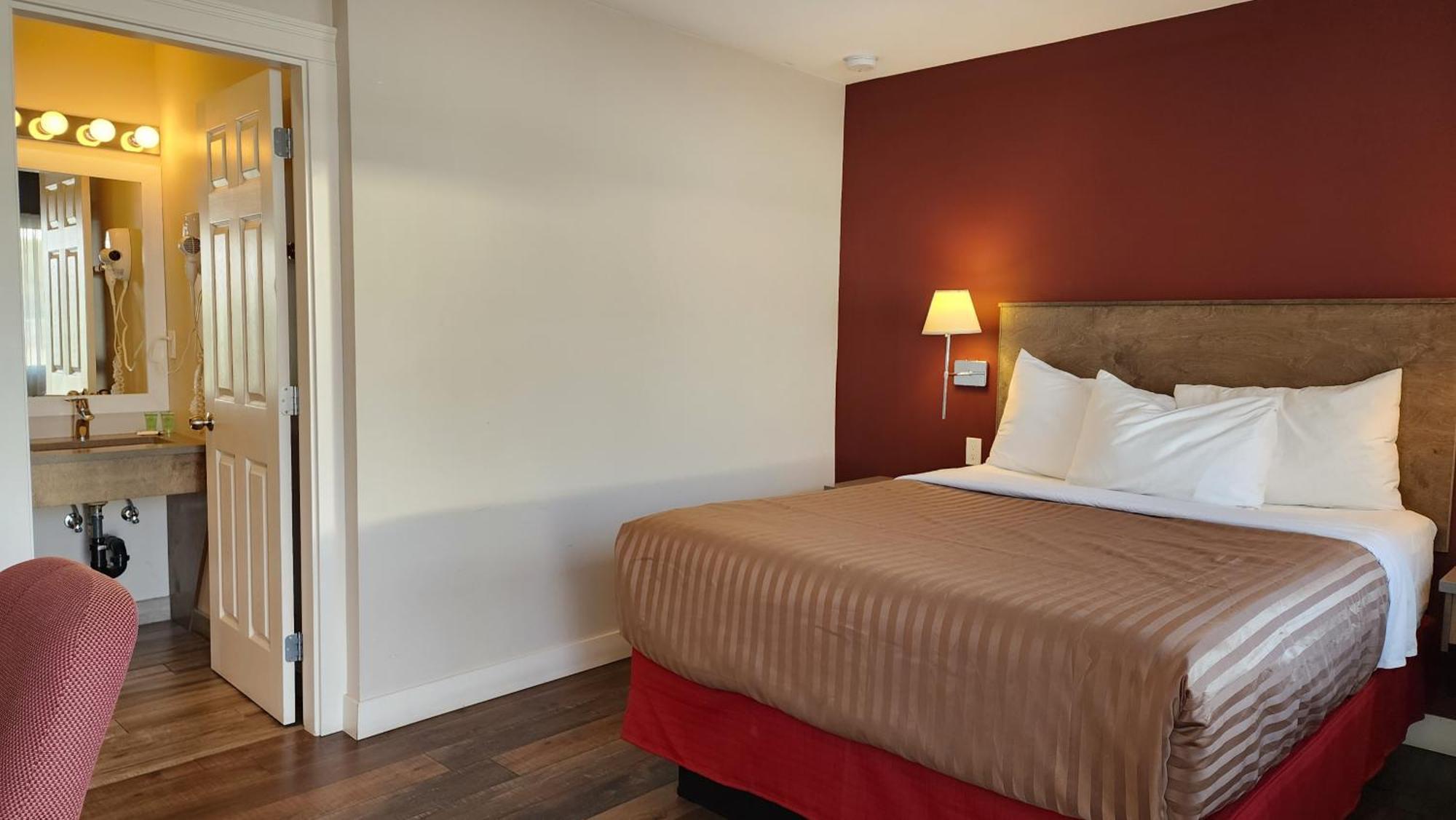 Sahara Courtyard Inn & Suites Osoyoos Exteriör bild
